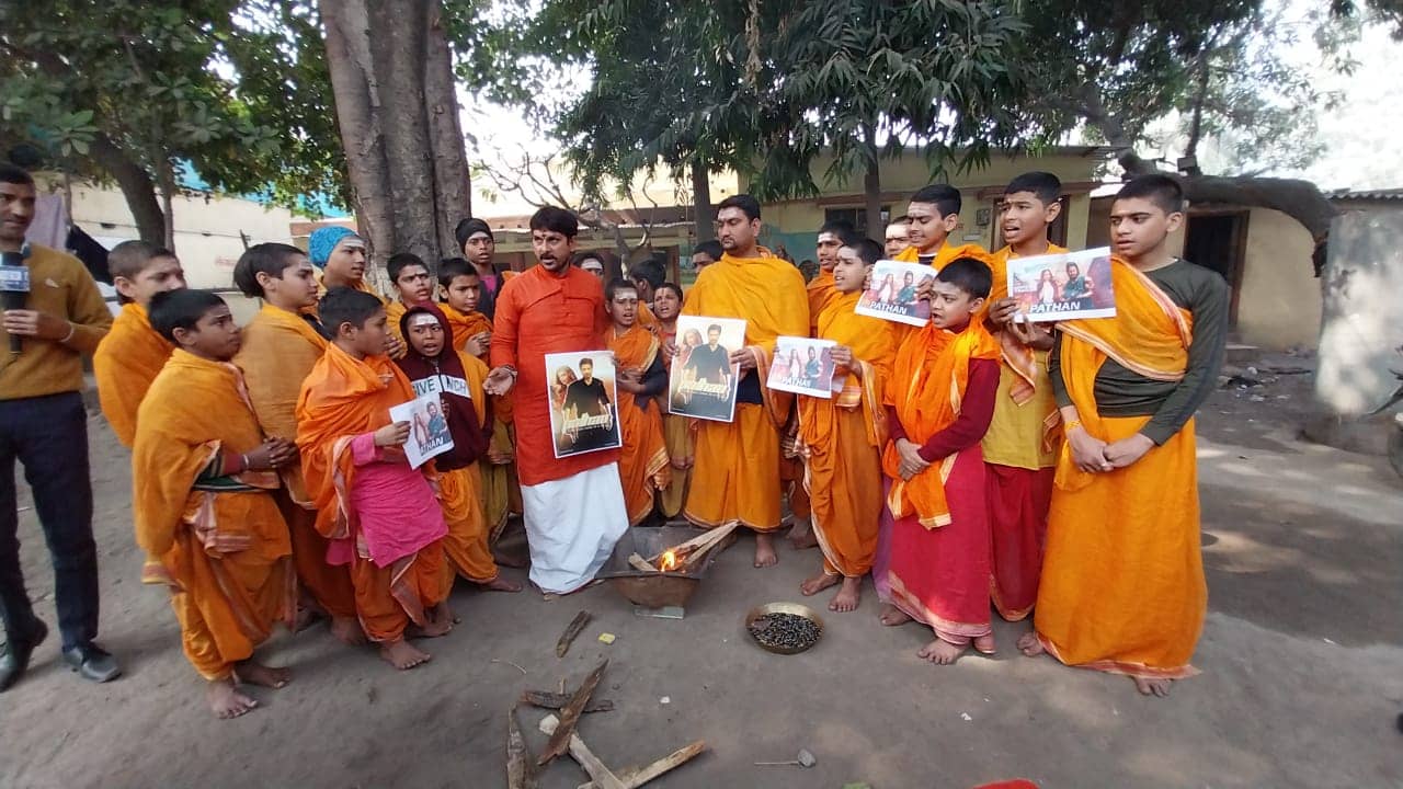 बिहार में पठान फिल्म का विरोध प्रदर्शन, दीपिका पादुकोण और शाहरुख खान मुर्दाबाद के खूब लगे नारे 