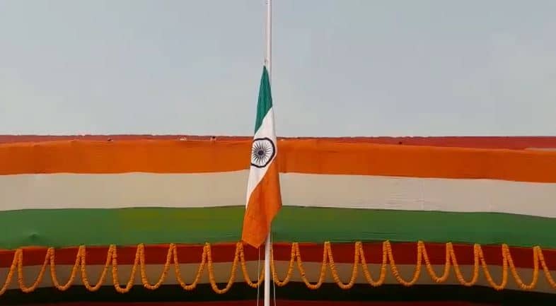 दरभंगा में तिरंगें का अपमान, कमिश्नर ने फहराया उल्टा झंडा, वीडियो वायरल 