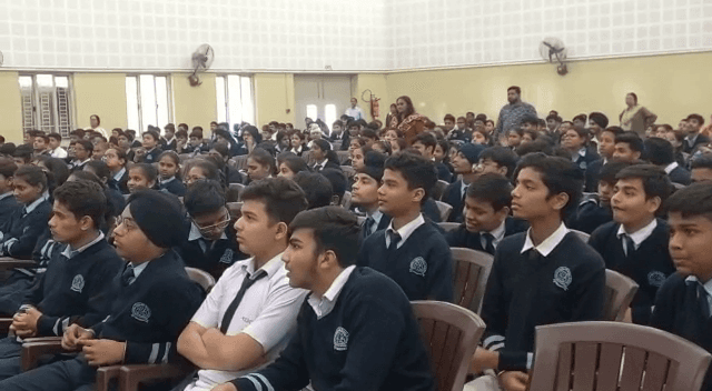 स्कूली बच्चों ने देखा प्रधानमंत्री नरेंद्र की परीक्षा पर चर्चा का लाइव प्रसारण, कहा अब नहीं लगता परीक्षा से डर