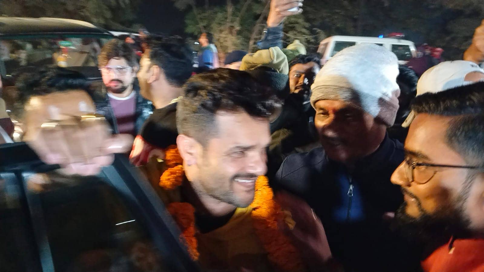 एक बार फिर दिखा खेसारी लाल यादव और पवन सिंह की आपसी रंजीश का नमूना, जानिए कहां