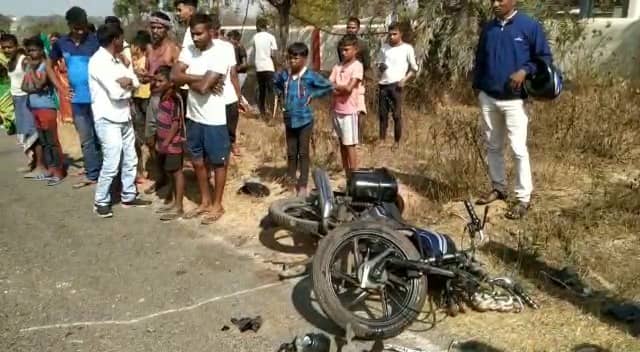दुर्घटना : बाइक और गांड़ी में भीषण टक्कर, एक गंभीर, बेहतर इलाज के लिए बोकारो सदर अस्पताल रेफर