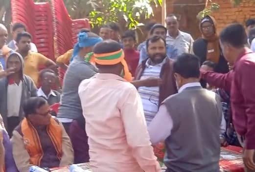 दुमका : वनभोज के दौरान आपस मे भिड़े भाजपा कार्यकर्ता, देखिए वीडियो