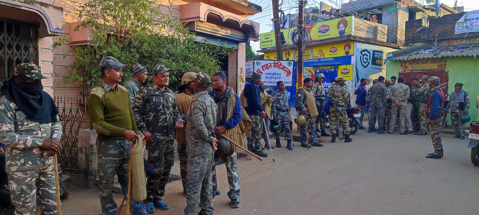 मूर्ति विसर्जन के दौरान बज रहे गाने का एक समुदाय के लोगों ने किया विरोध, पुलिस छावनी में तब्दील इलाका