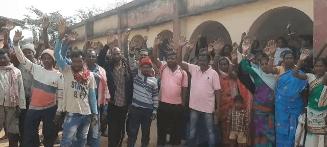 सरकारी विद्यालय की बदहाली से नाराज ग्रामीणों ने स्कूल में जड़ा ताला, शिक्षक पर भी विद्यालय नहीं पहुंचने का आरोप