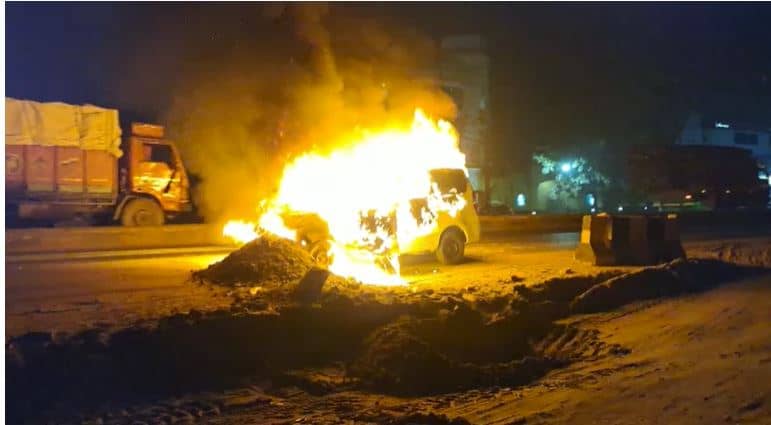 हाजीपुर: बीच सड़क पर धू-धू कर जली कार, दो महिला समेत 5 कार सवार बाल-बाल बचे 