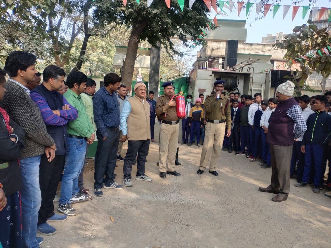 दुमका : तकनीकी डेमोस्ट्रेशन कर बच्चों को अग्नि सुरक्षा के बारे में किया गया जागरूक