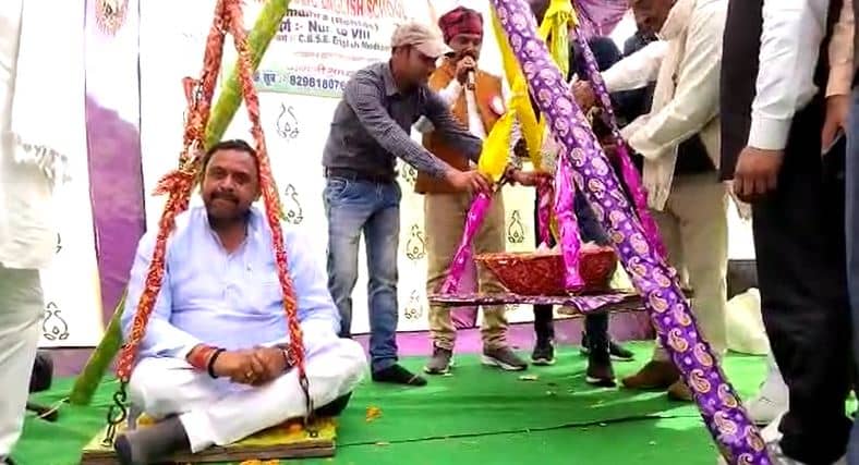 रोहतास: वार्षिकोत्सव कार्यक्रम में पहुंचे जदयू नेता आलोक सिंह का गजब सम्मान, स्कूल ने तौला सिक्कों से