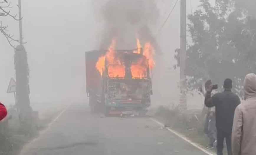 कोचिंग पढ़ने जा रही हैपी को ट्रक ने कुचला, मौके पर ही मौत, परिजनों ने ओरमा हाईवे पर किया बवाल, ट्रक में लगाई आग