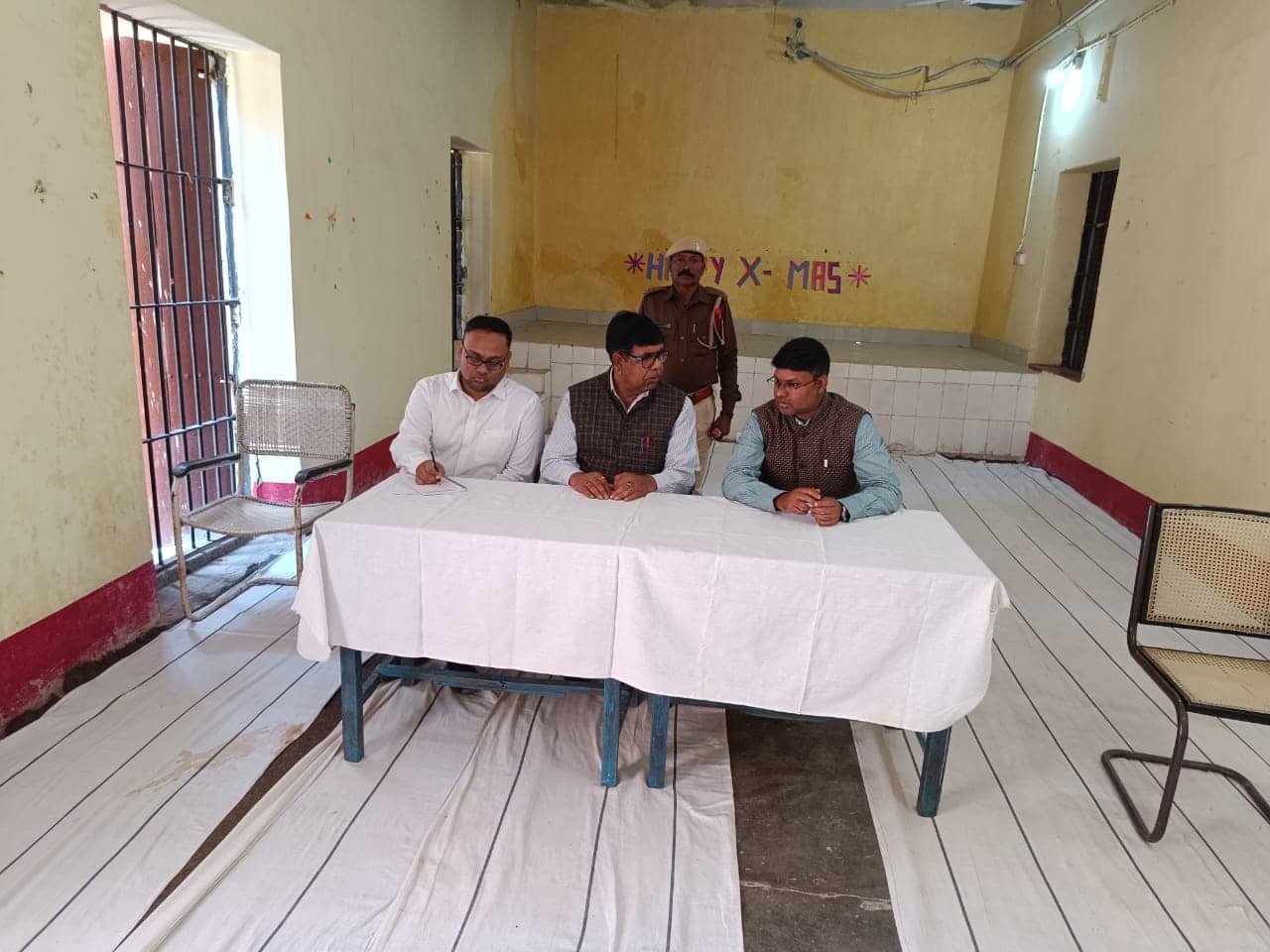 केंद्रीय कारा, दुमका में डालसा सचिव द्वारा कैदियों को लीगल एड डिफेंस प्रणाली की दी गई जानकारी