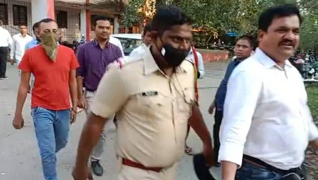 मुम्बई में ऑनलाइन फर्जीवाड़ा कर उड़ाए 30 लाख रुपए, मुजफ्फरपुर तक पीछा करते पहुंची साइबर सेल, 16 लाख रुपए के साथ धराया