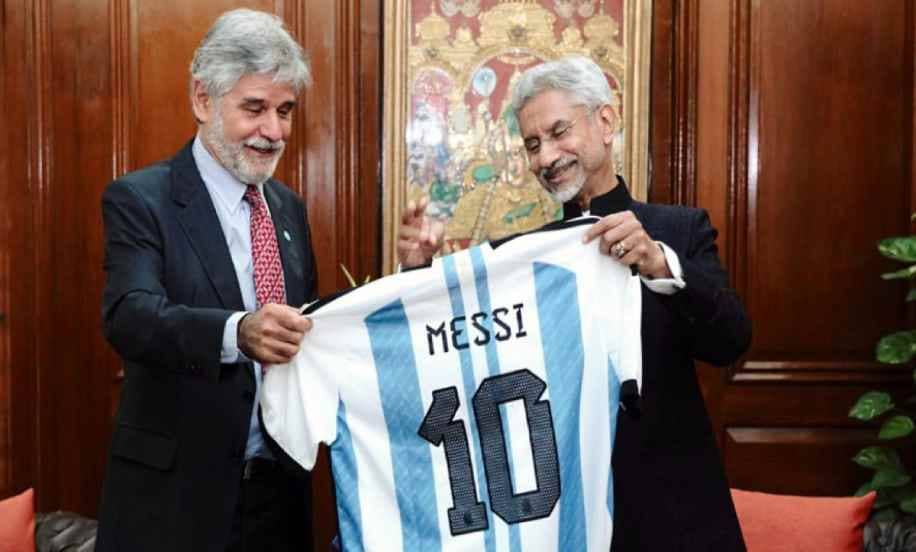 विदेश मंत्री एस जयशंकर को गिफ्ट के रूप में मिली मेसी की जर्सी, अर्जेंटीना के मंत्री ने की भेंट