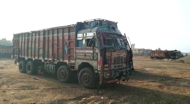 सख्ती के बाबजूद दुमका में दिनदहाड़े हो रहा अवैध बालू खनन, अवैध बालू लोड एक ट्रक जब्त