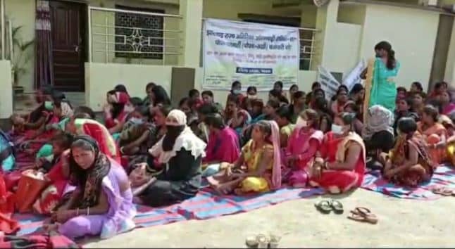 लेबर मिनिस्टर के घर के आगे दिन भर भूखी बैठी रहीं पोषण सखियां, जानिए क्या है मामला
