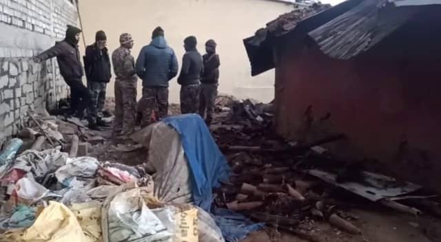 KHUNTI : कच्चे मकान में लगी आग, घर में सो रही मां-बेटी की जिंदा जलने से मौत