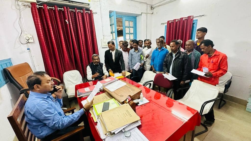 मुआवजे का भुगतान हुआ नहीं और घर खाली कराने पहुंच गए अधिकारी,जानिए क्या है पूरा मामला 