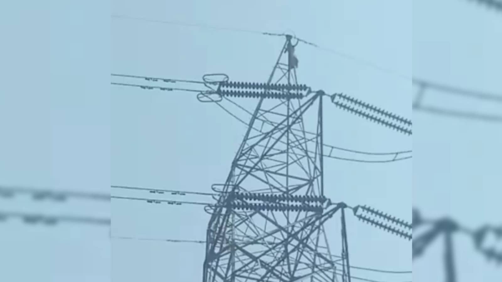 धनबाद के पंचेत  में एनटीपीसी की हाईटेंशन बिजली ग्रिड टावर पर चढ़ी युवती, जानिए कैसे बची उसकी जान 