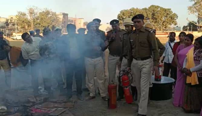 गुमला: आग जैसी अनहोनी से बचाव के लिए चलाया गया डेमो कार्यक्रम, काफी संख्या में लोग रहें मौजूद
