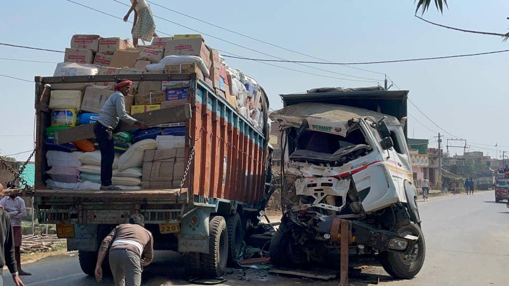 मोकामा में भीषण सड़क हादसा, ट्रक और हाइवा में आमने सामने टक्कर, चालक और खलासी गंभीर रूप से जख़्मी