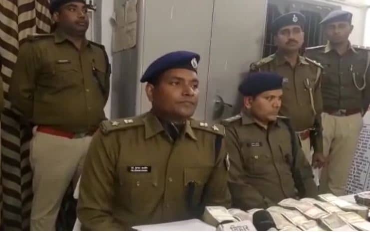मोतीहारी : हुंडी कारोबारी का खुलासा, 85 लाख भारतीय और नेपाली करेंसी के साथ नोट गिनने की  मशीनें बरामद 