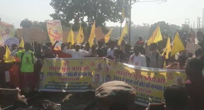 आदिवासियों ने किया पारसनाथ रेलवे स्टेशन में रेल चक्का जाम करने का प्रयास, प्रशासन की तत्परता से नहीं हो पाई यातायात बाधित