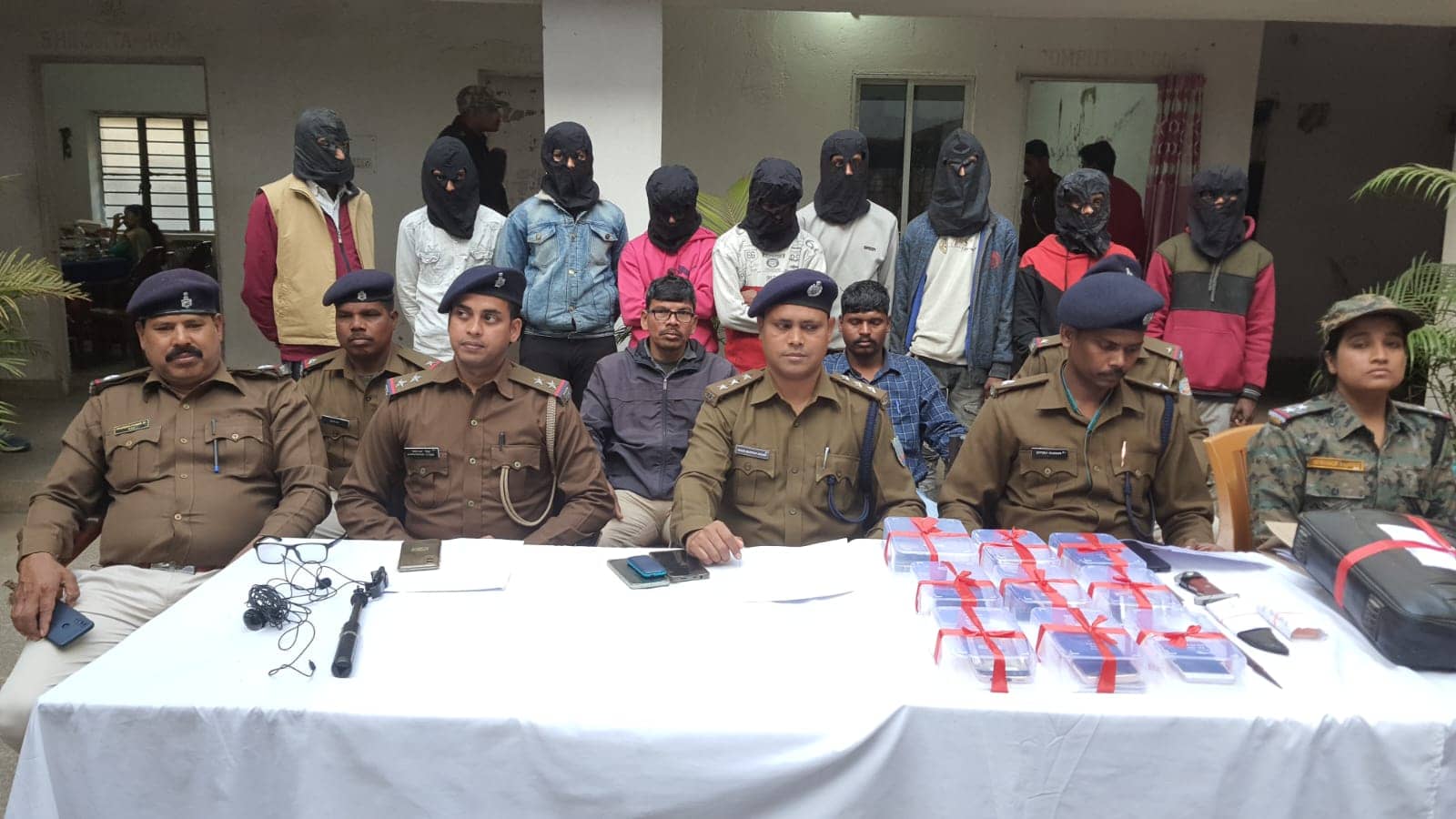 दुमका: पुलिस को बड़ी सफलता, 9 चोर गिरफ्तार