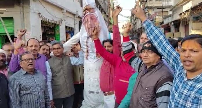 कृषि उपज और पशुधन विधेयक के विरोध में व्यवसायियों ने किया कृषि मंत्री बादल पत्रलेख का पुतला दहन