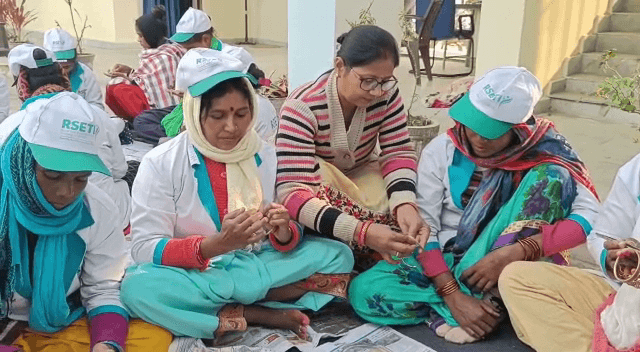 बढ़ते महंगाई के दौर में कस्टम ज्वेलरी की ओर जा रहा महिलाओं का रूझान, ऐसी ही चूड़ियां बनाकर जिले की महिलाओं को मिला रहा स्वरोजगार 