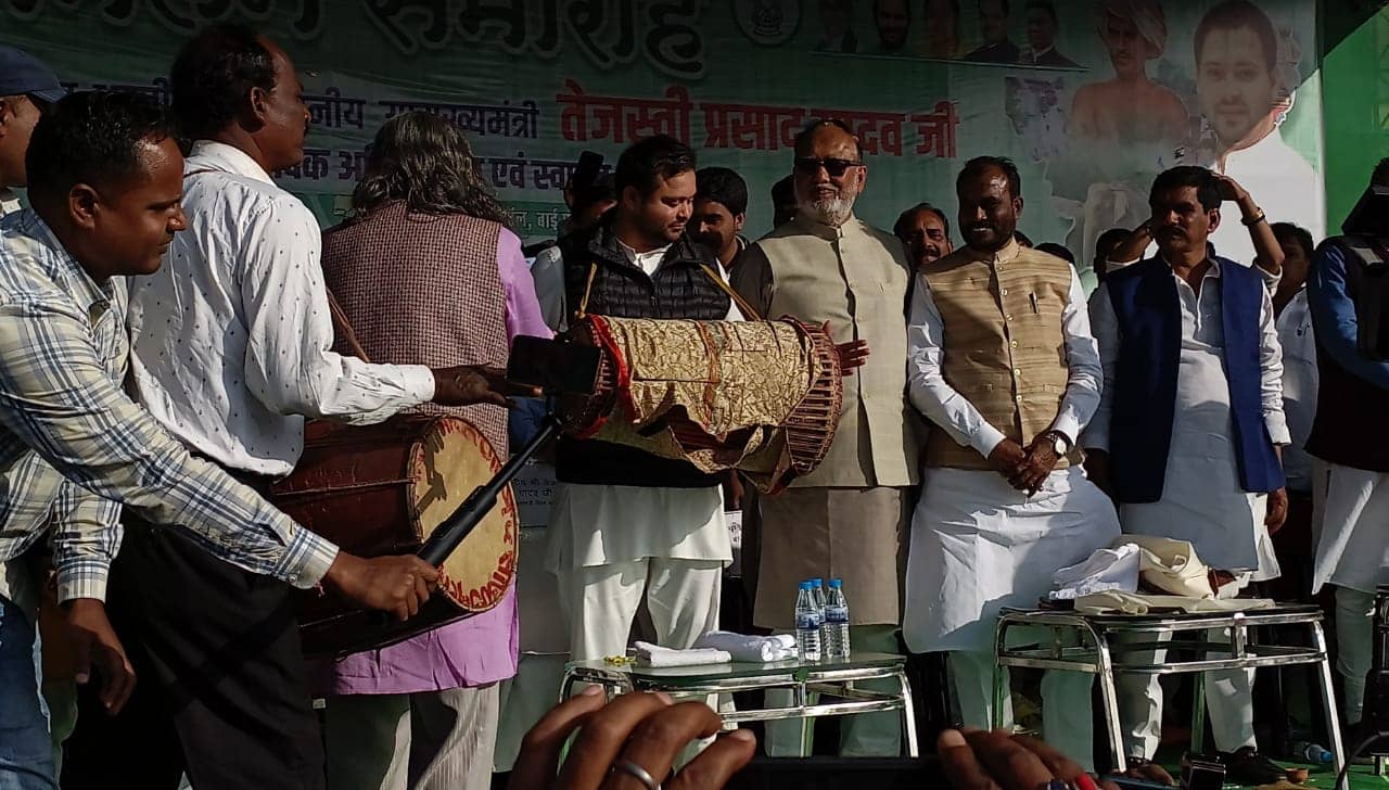 झारखंड में अब आदिवासियों को अपनी ओर रुझाने में लगी राजद, तेजस्वी यादव ने सीएम हेमंत को दिया जातिगत जनगणना का सुझाव