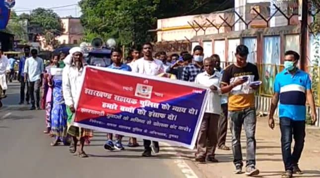 नन्हे-मुन्नों के साथ सड़क पर उतरा सहायक पुलिस कर्मी का परिवार, कब सुध लेगी सरकार!