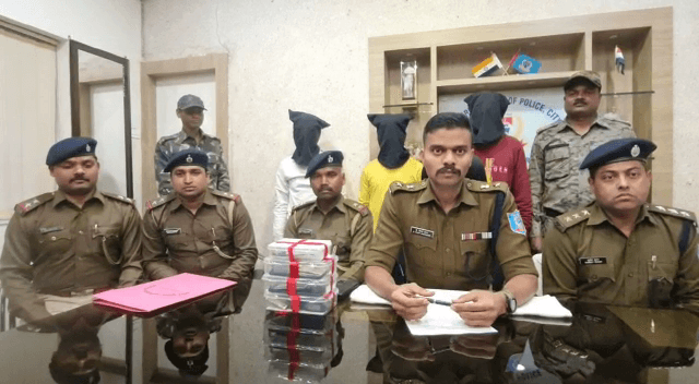 जमशेदपुर : हथियार के बल पर लूट मामले का खुलासा,  तीन गिरफ्तार, एक पिस्टल और नगद बरामद