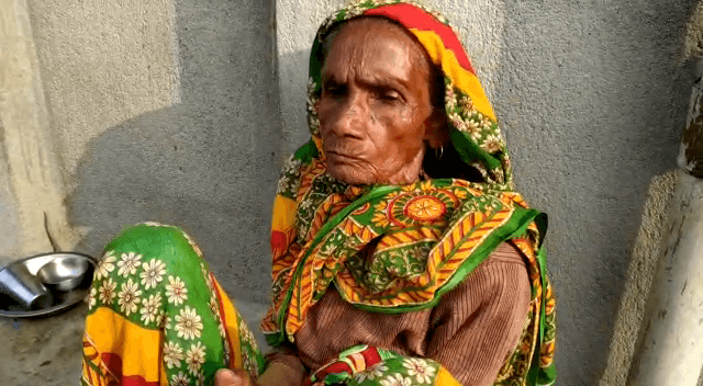 झारखंड के पेंशन धारियों का पैसा जा रहा बंगाल, अधिकारियों के चक्कर में दर-दर भटक रही वृद्ध महिलाएं