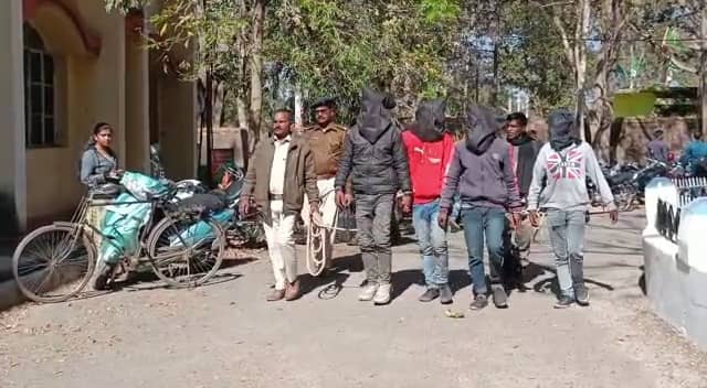 लोहरदगा : पीएलएफआई के चार उग्रवादी गिरफ्तार, चोरी की दो बाइक और सुतली बम बरामद