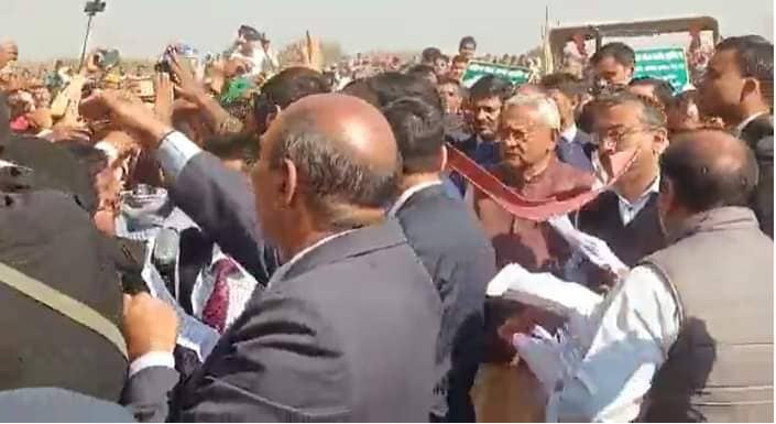 सीएम नीतीश कुमार पर फेंकी गई कुर्सी, समाधान यात्रा के दौरान पंचायत सरकार भवन का कर रहे थे उद्घाटन