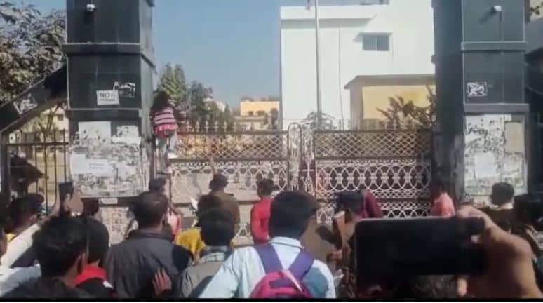 नालंदा : मैट्रिक एग्जाम के दौरान गेट फांदकर परीक्षा सेंटर में प्रवेश की छात्रा ,वीडियो हुआ वायरल