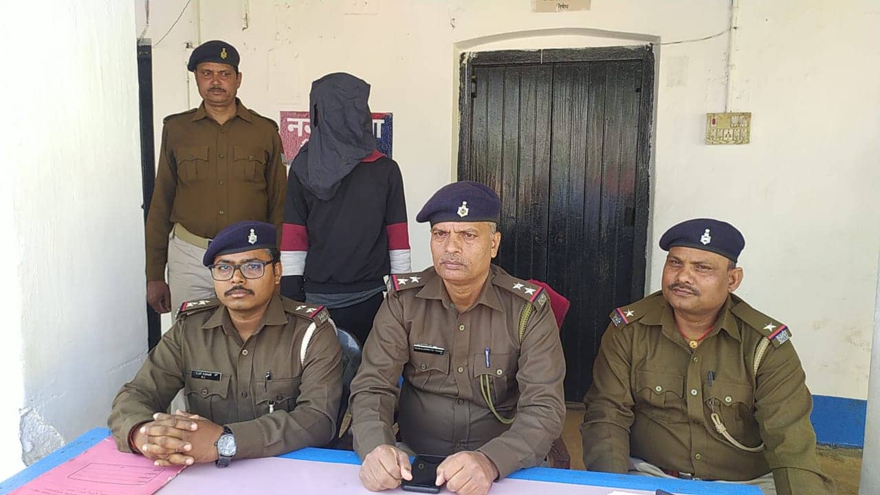 दुमका : चोरी कांड का उद्भेदन, एक गिरफ्तार, चाबी का बंडल सहित ताला तोड़ने का सामान बरामद 