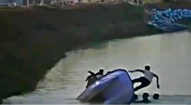 जमुई : बच्चों से भरी बोट तालाब में पलटी, देखें LIVE VIDEO