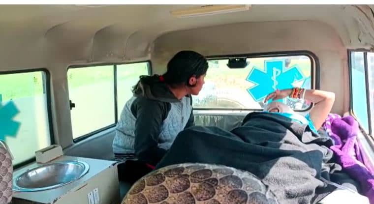 रोहतास : सीएम के काफिला के लिए घंटों रोक दिया गया एंबुलेंस, छटपटाती रही ब्रेन हेमरेज की मरीज 