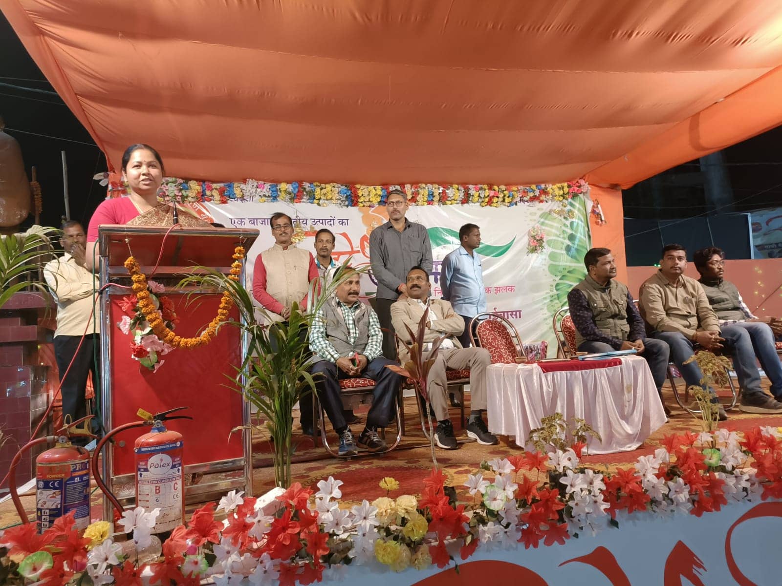 स्वदेशी मेला भ्रमण के लिए चाईबासा पहुंचे पूर्व मुख्यमंत्री मधु कोड़ा और सिंहभूम लोक सभा सांसद गीता कोड़ा 