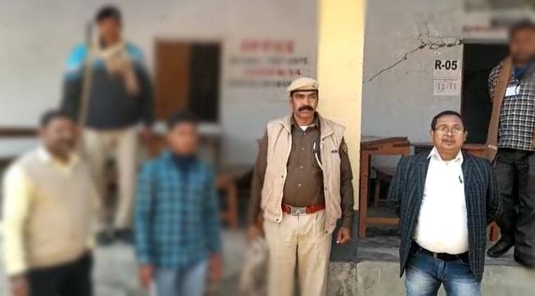 बांका : हाथ में हथकड़ी लगाए मैट्रिक की परीक्षा देने पहुंचा बाल कैदी, पुलिस की निगरानी में दी परीक्षा 