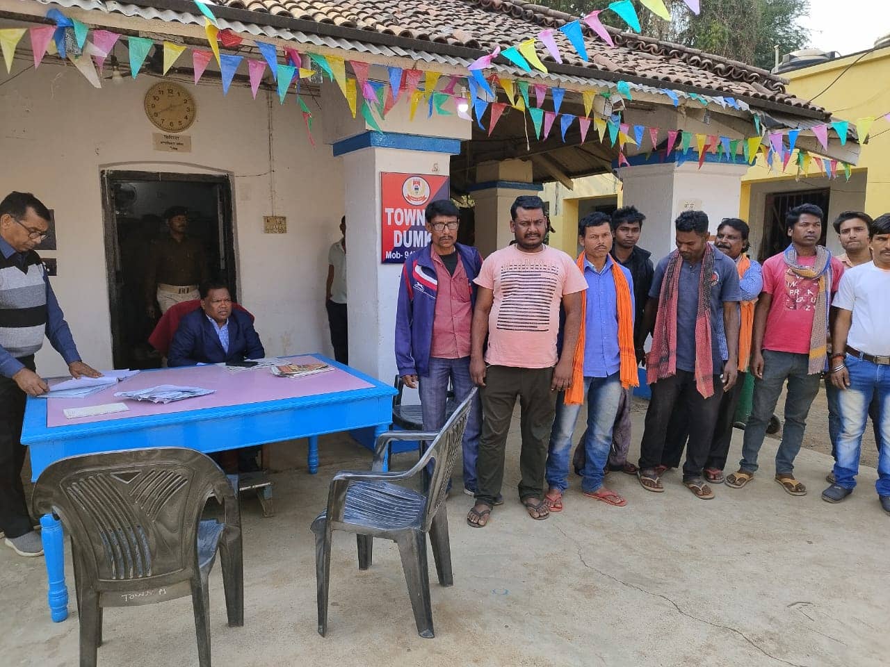 दुमका में टोटो चालकों के बीच चलाया गया जागरूकता अभियान, परमिट नहीं होने पर 11 ऑटो जब्त