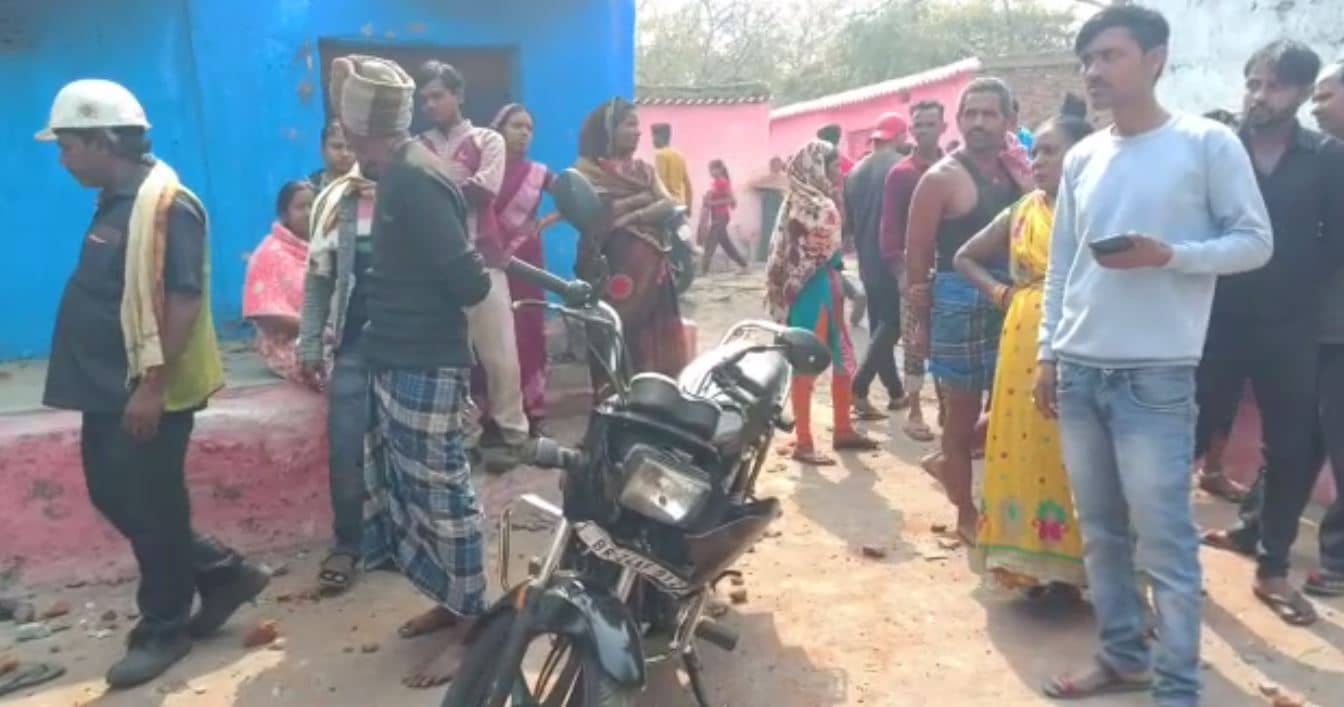 धनबाद : छेड़खानी के मुद्दे को लेकर दो गुटों में जमकर पत्थरबाजी, लोगों के बीच तनाव 