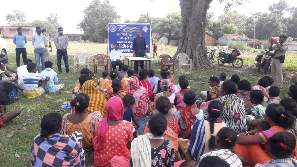 सरायकेला में कैंप लगा कर बताया, कैसे उठाएं सरकारी योजनाओं का लाभ