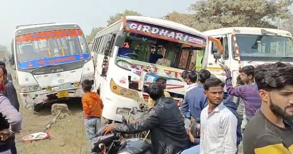 कैमूर: तेज रफ्तार अनियंत्रित बस ने पहले ट्रैक्टर को मारा धक्का, फिर दूसरे यात्री बस से जा टकराई, लगभग आधा दर्जन लोग घायल