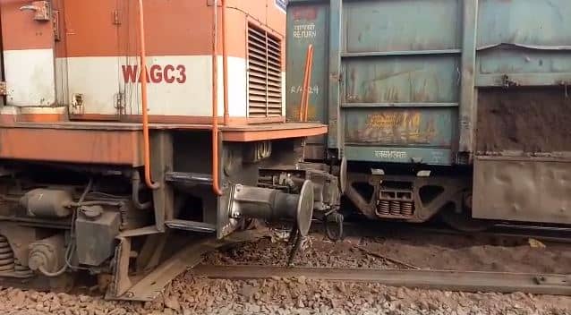 जमशेदपुर: हावड़ा-मुंबई मेन लाइन पर बेपटरी हुई मालगाड़ी दूसरे मालगाड़ी से टकराई, पटरी क्षतिग्रस्त