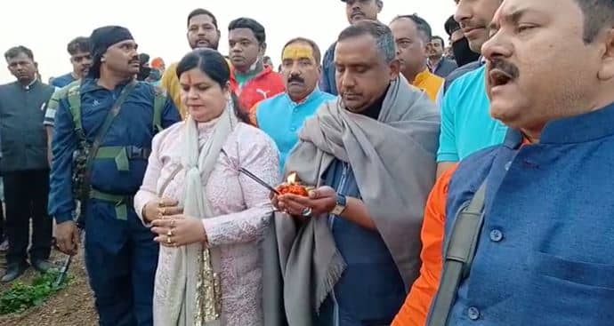 जमशेदपुर: सोनारी दोमुहानी दो नदियों के संगम पर कुंभ की तर्ज पर किया गया महास्नान का आयोजन, मंत्री बन्ना गुप्ता भी रहे मौजूद