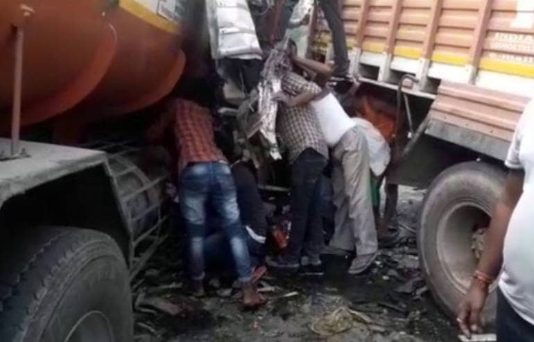 दो ट्रकों की टक्कर, चालक घायल, आपदा में अवसर तलाशने की मची होड़, जाने क्या है पूरा मामला