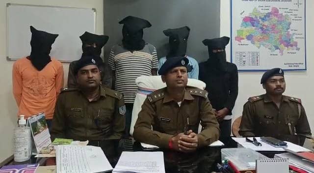 देवघर: महाशिवरात्रि में लोगों का फोन चुराने वाले 8 चोर गिरफ्तार, तीन मोबाईल बरामद