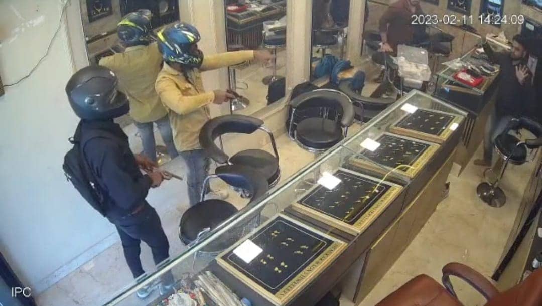 मांडर थाना क्षेत्र में ज्वेलरी की दुकान में हुए दिनदहाड़े लूट मामले का पुलिस ने किया उद्भेदन, लूटी गई ज्वेलरी बरामद, जानिए पूरा मामला