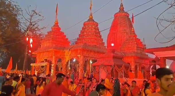जमशेदपुर: राम मंदिर के तीसरे वर्षगांठ पर निकाली गई शोभायात्रा, पूर्व सीएम रघुवर दास सहित हजारों महिला श्रद्धालु हुई शामिल