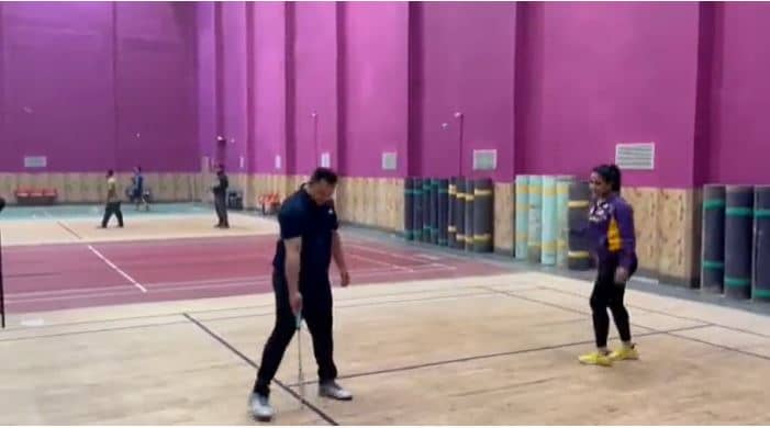 तेजस्वी का नया अंदाज, बॉलीवुड एक्ट्रेस नीतू चंद्रा के साथ बैडमिंटन खेलते आए नजर, देखें VIDEO